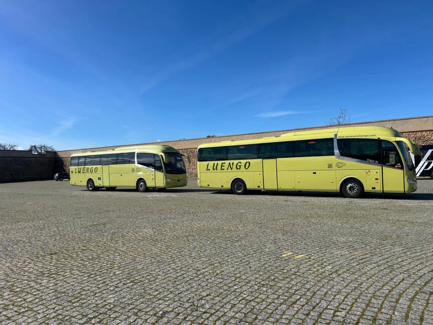 Autocar Scania de 55 plazas más conductor más guía