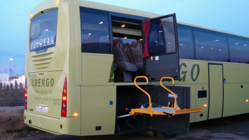 Man 35 plazas más conductor más guía - plataforma elevadora